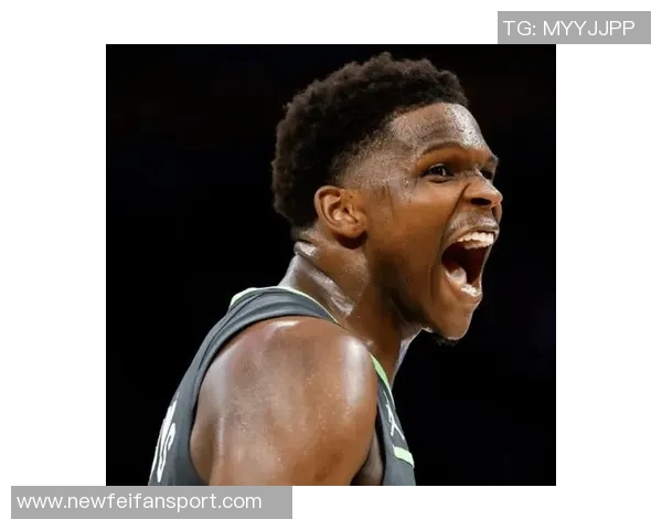 爱德华兹半场表现抢眼13投6中砍下并列最高16分助力球队奋勇争先 爱德华兹半场表现抢眼13投6中砍下并列最高16分助力球队奋勇争先