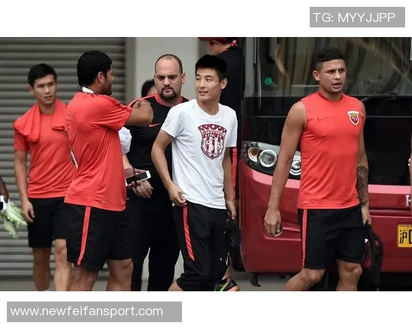 瓦科亲自为克雷桑剪胡子社媒晒照引发球迷热议 瓦科亲自为克雷桑剪胡子社媒晒照引发球迷热议