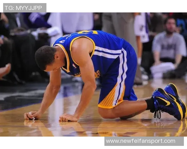 库里透露上半场扭伤脚踝情况不严重期待尽快恢复状态