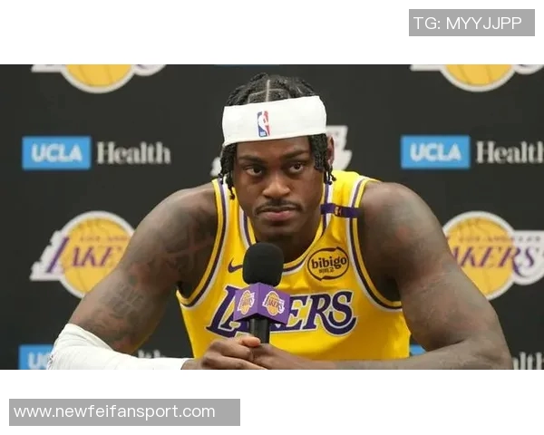 拉拉维亚称赞范德比尔特防守表现为球队奠定坚实基础