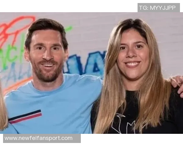 安东内拉社媒分享与梅西甜蜜合影为国家队加油助威